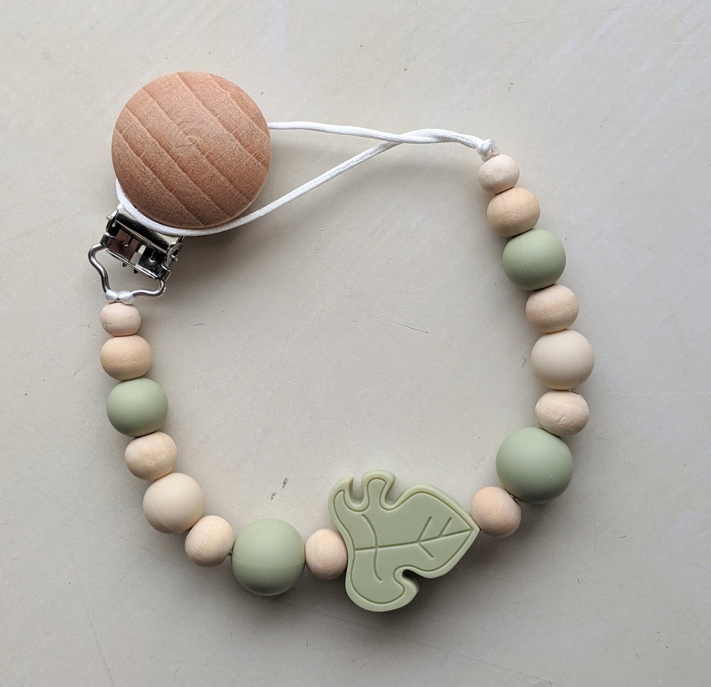 The Oli Pacifier Clip - Plant Inspired, Monstera Leaf Gender Neutral Soother Clip